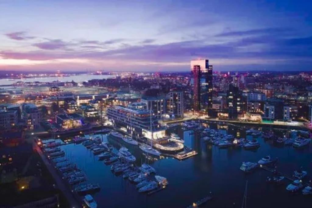 1-Bed Flat In Ocean Village Southampton Exterior photo